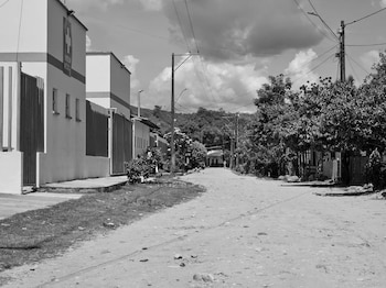 Calles desoladas en Puerto López, El Bagre (Antioquia) en medio de un confinamiento que duró nueve días - crédito @AlcaldiaElBagre/X