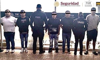 A los cinco detenidos les fueron decomisadas armas y drogas también además de falsas insignias de elementos de seguridad Foto: Gabinete de Seguridad