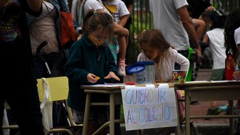 Dos niñas en una protesta
