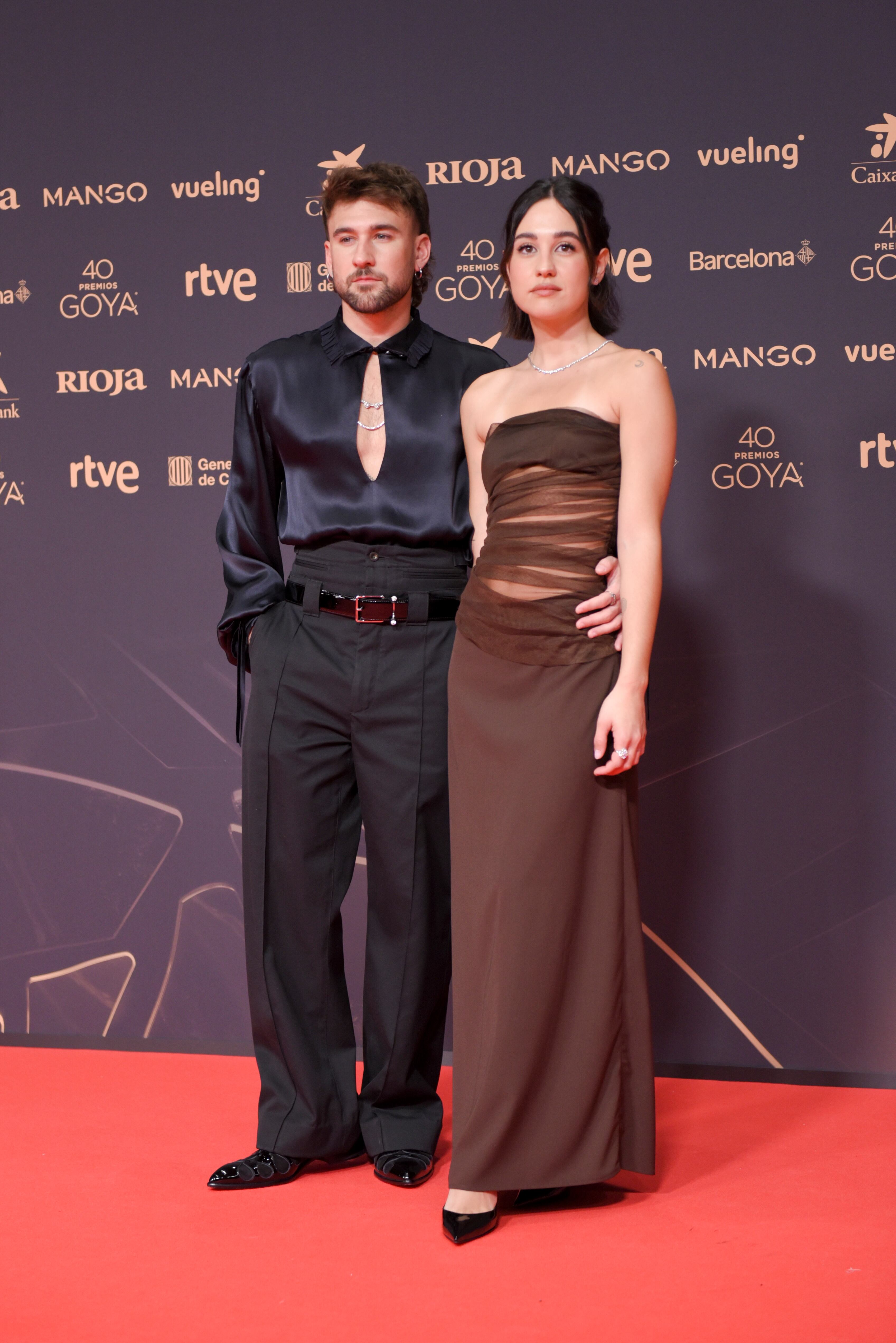 Los cantantes Dani Fernández y Yarea posan en la alfombra roja de la 40º edición de los Premios Goya, en el Auditori del Centre de Convencions Internacionals, a 28 de febrero de 2026, en Barcelona, Cataluña (España). (Alberto Paredes / Europa Press).