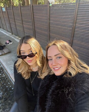 Andrea Legarreta junto a Mía