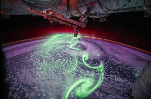 Las auroras verdes, rojas y anaranjadas se producen cuando partículas del Sol interactúan con los gases y el campo magnético de la Tierra. (NASA)