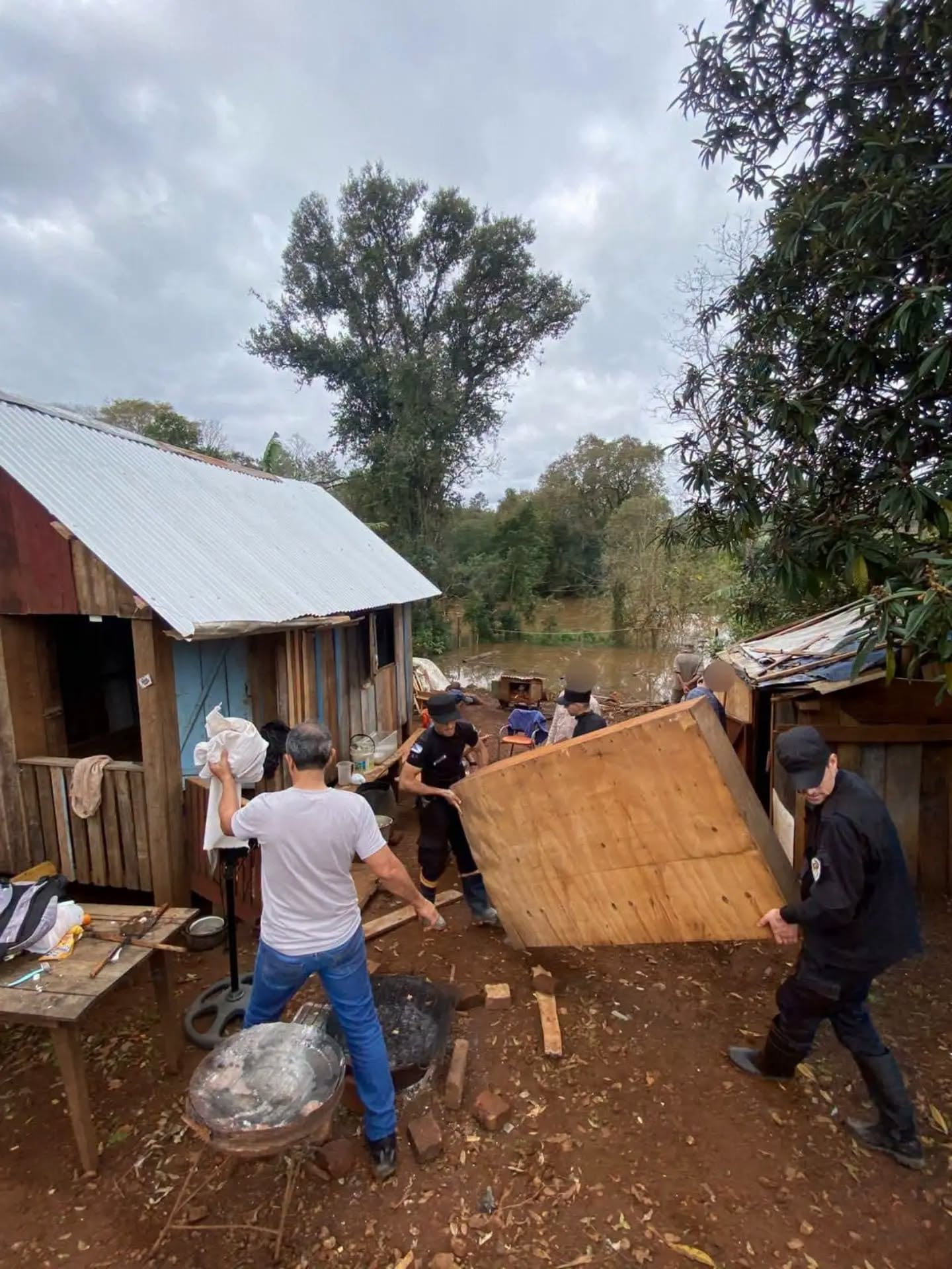 Por el momento, las familias evacuadas de El Soberbio no podrán regresar a sus viviendas (Facebook: Informate)