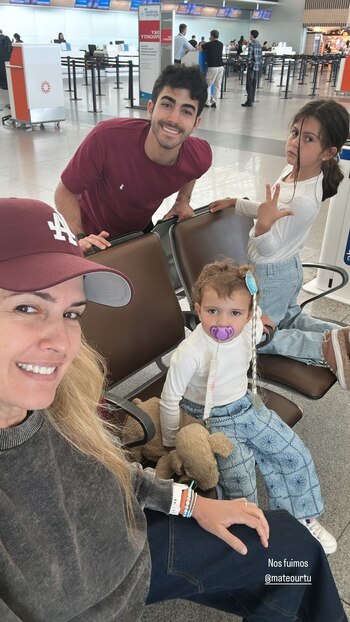 Isabel junto a sus hijas,