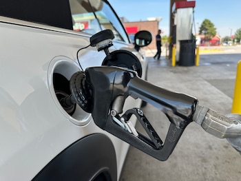 Las nuevas tecnologías cambiaron el mapa de consumo de los autos modernos. Hay motores aspirados, turbo, híbridos y eléctricos. (AP Foto/David Zalubowski)