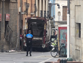 Varias personas han resultado heridas este domingo por la tarde al ser atropelladas por un camión de la basura que ha perdido el control en la plaza de Navarrería, en Pamplona. Algunas han quedado atrapadas debajo del vehículo y han tenido que ser rescatadas por los bomberos.