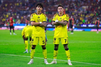 Kevin Nahin Alvarez (i) y Paul Brian Rodriguez de América celebran un gol este miércoles, durante un partido de la jornada 13 de la Liga MX entre Atlas y América en el Estadio Jalisco, en Guadalajara (México). EFE/ Francisco Guasco