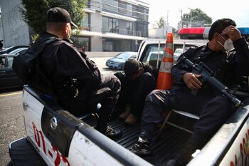 Policías de El Salvador en
