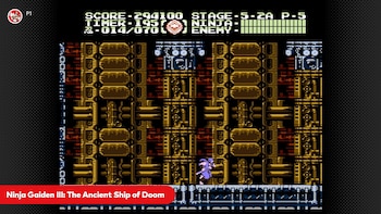 Pantalla de un videojuego pixelado con un personaje ninja sobre una plataforma metálica y marcadores de juego en la parte superior