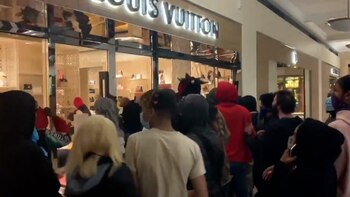 Un grupo de encapuchados saqueó