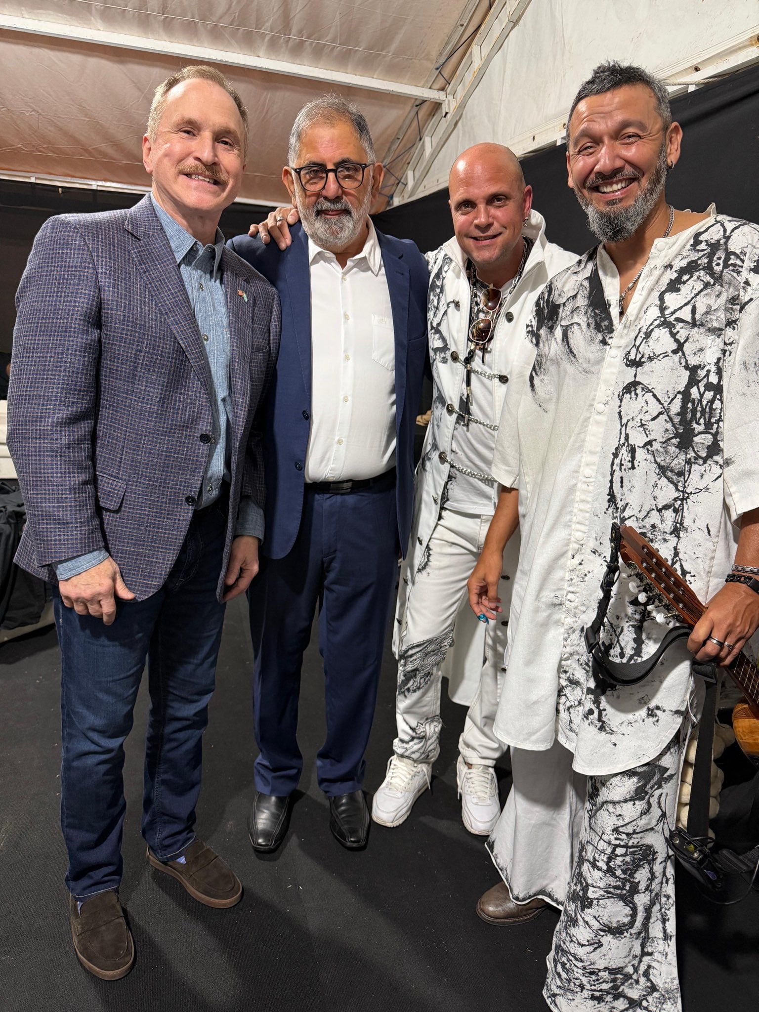 La participación del embajador en la Serenata a la Ciudad en Jujuy, consolidó los lazos culturales. En la foto posa junto al intendente de San Salvador de Jujuy Raúl Jorge y Mauro Coletti y Sebastián López, líderes de la popular banda Los Tékis