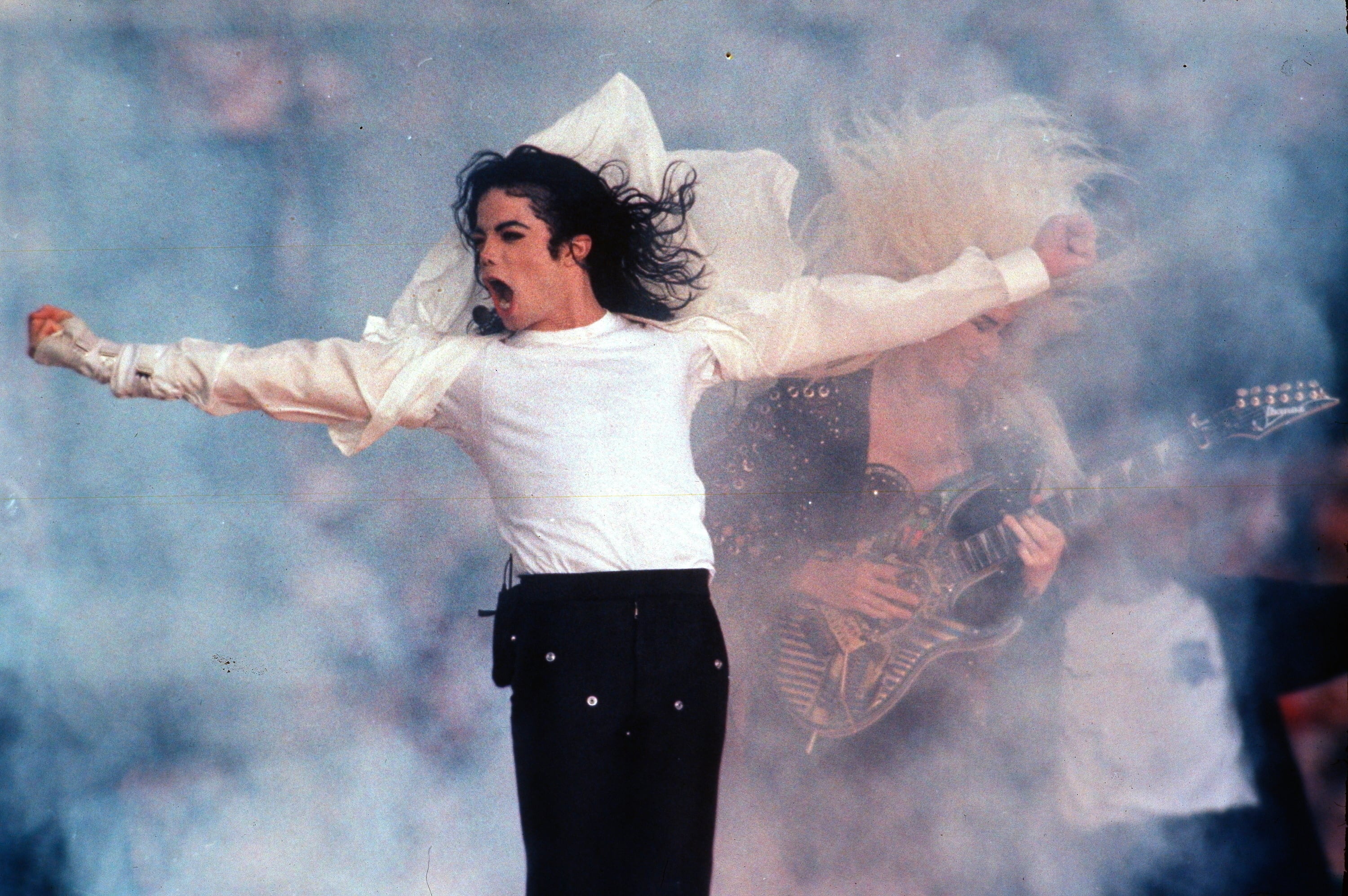 ARCHIVO - Michael Jackson durante el espectáculo de medio tiempo del Super Bowl en Pasadena, California, el 1 de febrero de 1993. (Foto AP/Rusty Kennedy, archivo)