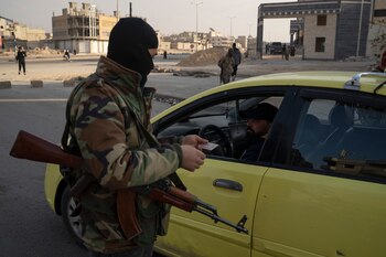 Un miembro de la policía