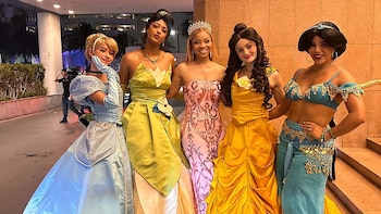 Estudiantes vestidas de princesas para