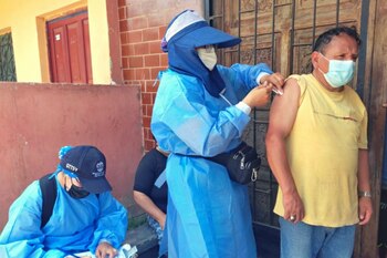 Personal médico vacunando en los