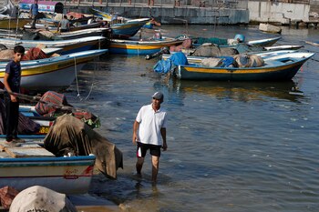 Pescadores en el puerto de