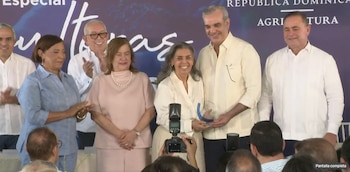 Una de las productoras galardonadas recibe su distinción de manos del presidente Abinader, en presencia de autoridades y representantes del sector agropecuario (Cortesía).