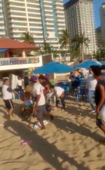 Varios hombres estaban armados con