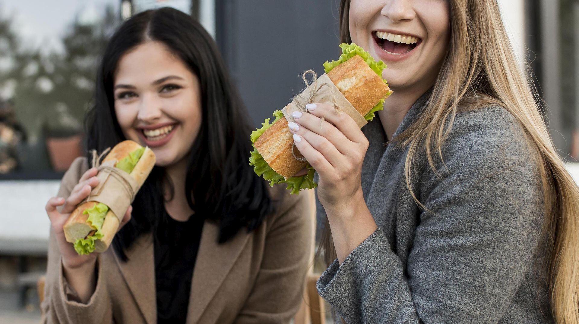 Más que un simple alimento, el sándwich refleja costumbres y sabores locales. Desde el cubano hasta el chivito uruguayo, cada versión cuenta una historia de identidad y pertenencia. (Freepik)