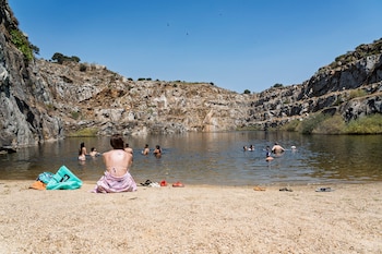 Merenderos de La Cantera, a 5 de julio de 2026, en Alcántara, Cáceres. (Carlos Criado / Europa Press)