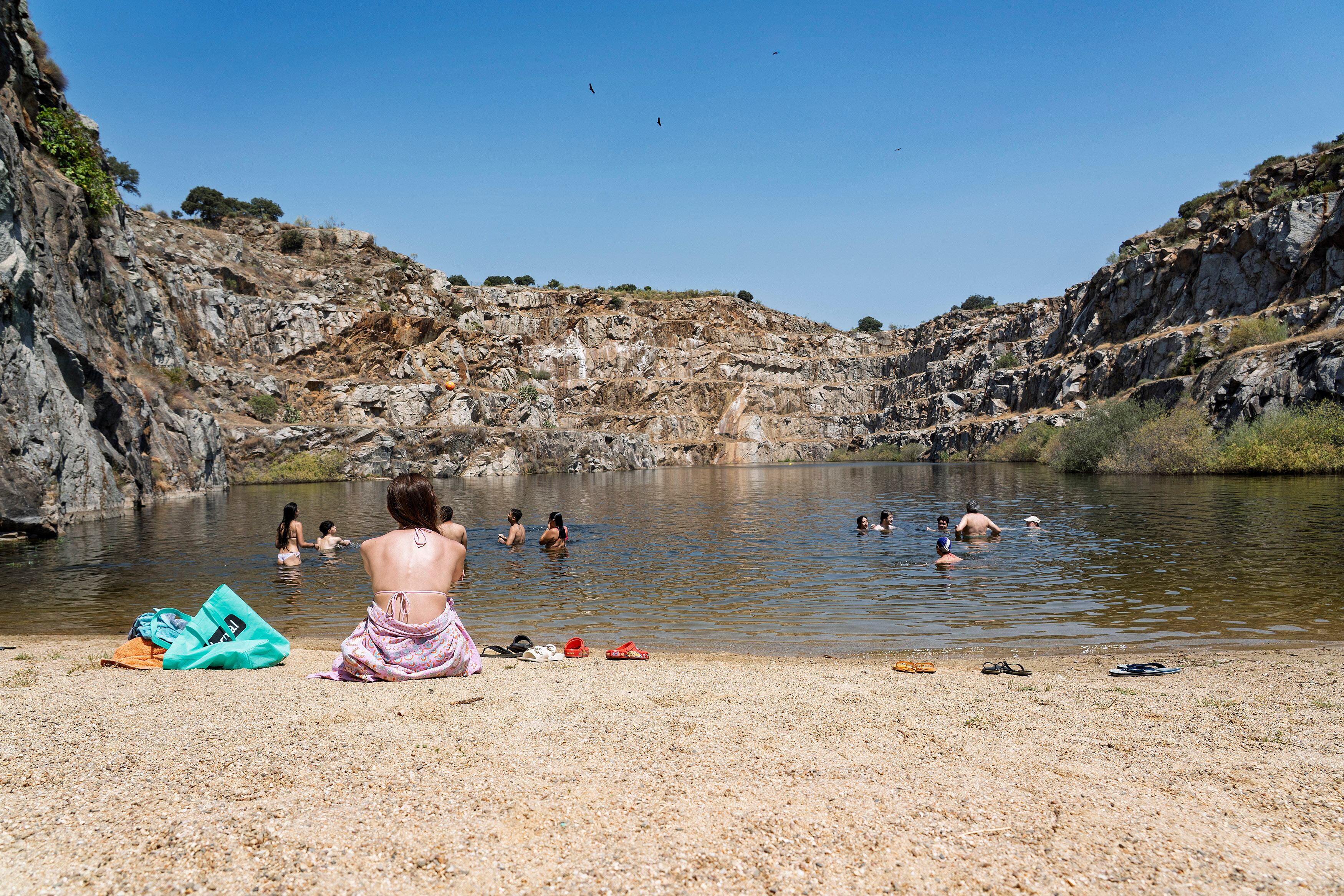 Avisos de tormenta y calor extremo en 12 regiones de España este domingo