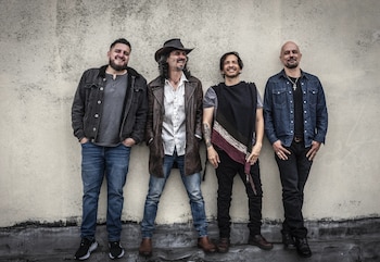 La fuerza creativa de la ciudad favoreció el surgimiento de The Black Cat Bone, una banda nacida de la convergencia entre músicos de la escena alternativa y el deseo de renovar el sonido del blues y el rock bogotano.