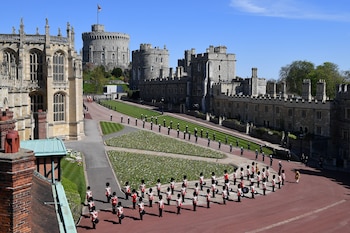 La formación militar en las afueras del castillo para honrar al marido de la reina Isabel II