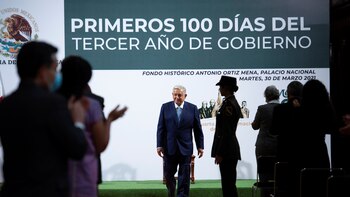 De “vive en otra realidad”