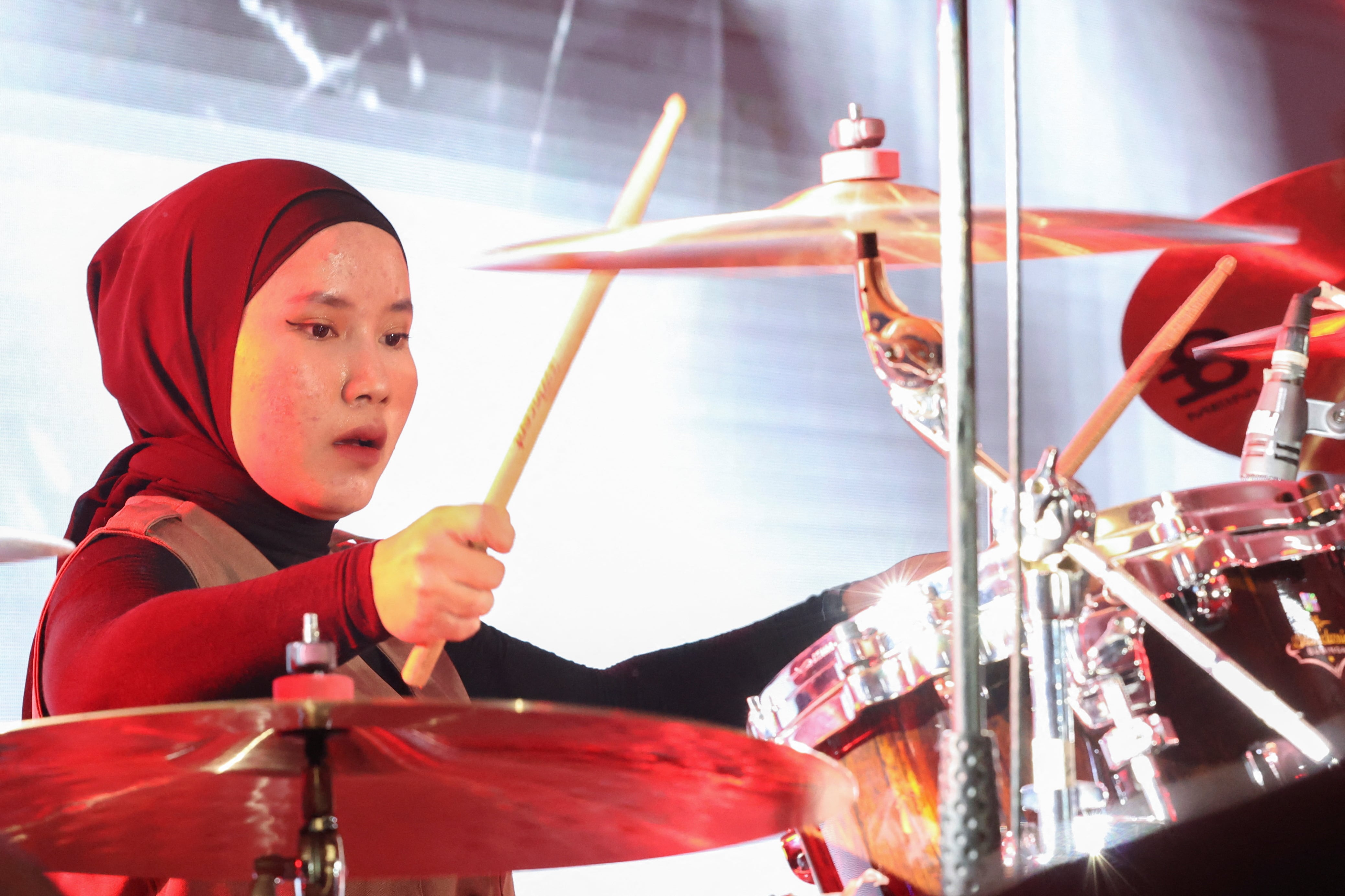 Voice of Baceprot hizo historia como la primera banda indonesia en presentarse en Glastonbury, mientras que Sugababes llenó el escenario West Holts hasta su capacidad máxima. (Créditos: REUTERS/Ajeng Dinar Ulfiana)