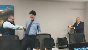 Video muestra al alcalde de Surco, Carlos Bruce, usando pistola eléctrica contra su asesor Arturo Bobbio en una oficina