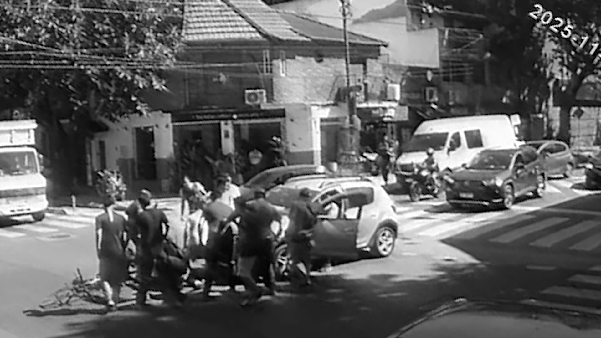 Vecinos y comerciantes de Palermo rescataron a la ciclista tras quedar aprisionada por un Renault Sandero