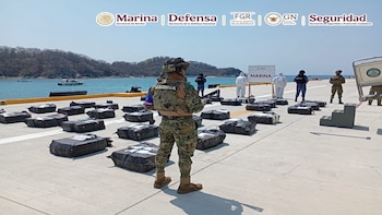 Marina rescata a 11 personas y asegura bultos de cocaína tras operaciones en el Océano Pacífico
