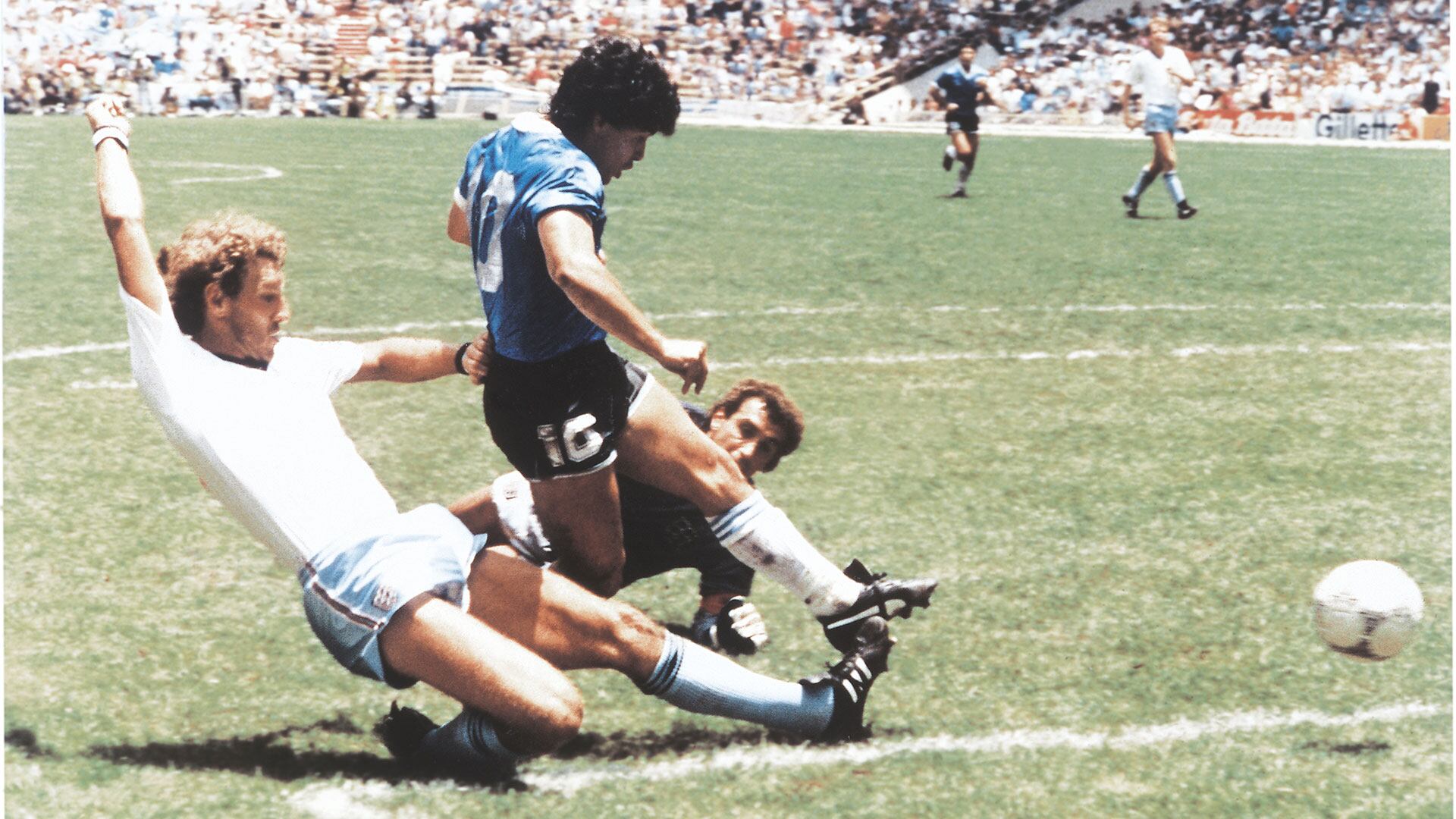 El momento del remate de Maradona en el gol histórico a Inglaterra (Getty Images)