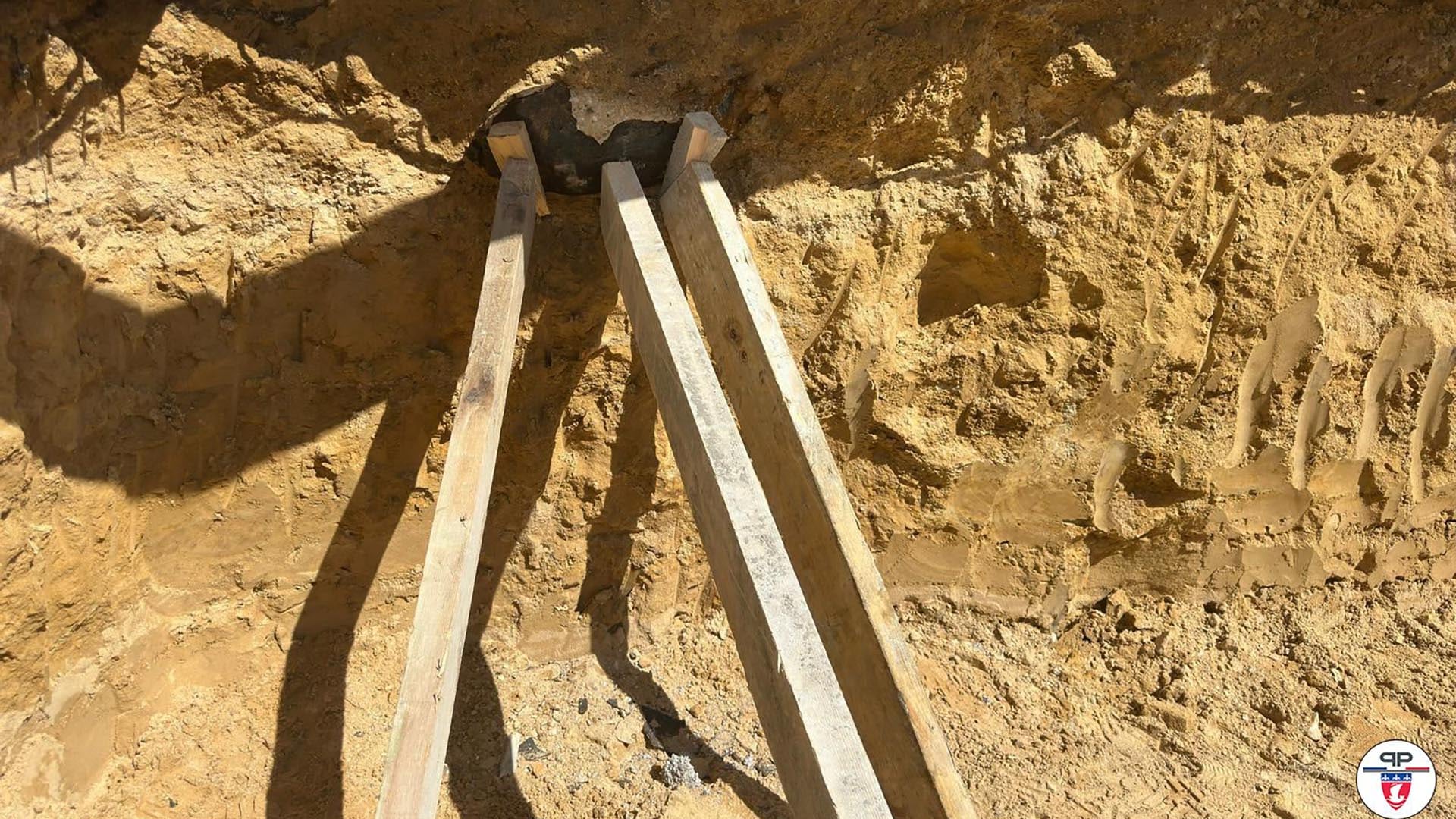 Estructura de madera utilizada en la excavación de un sitio donde se encontró una bomba de la Segunda Guerra Mundial cerca de París.