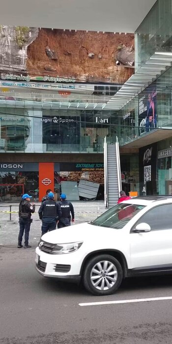 Deslave en un centro comercial en la zona de Santa Fe dejó daños materiales. (Redes sociales)
