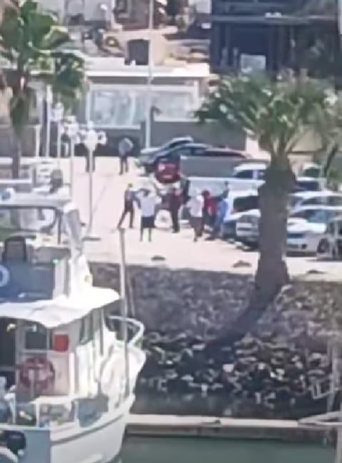 Momento en que las autoridades ingresan el cuerpo de Joseph a una unidad forense. Crédito: Facebook - Rosa Lilia Torres Noticias