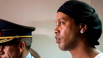 Ronaldinho salió esposado luego de