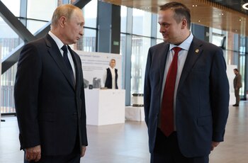Vladimir Putin durante un encuentro con Andrei Nikitin, entonces gobernador de la región de Novgorod, en 2022. (Sputnik/Gavriil Grigorov/Reuters/archivo)