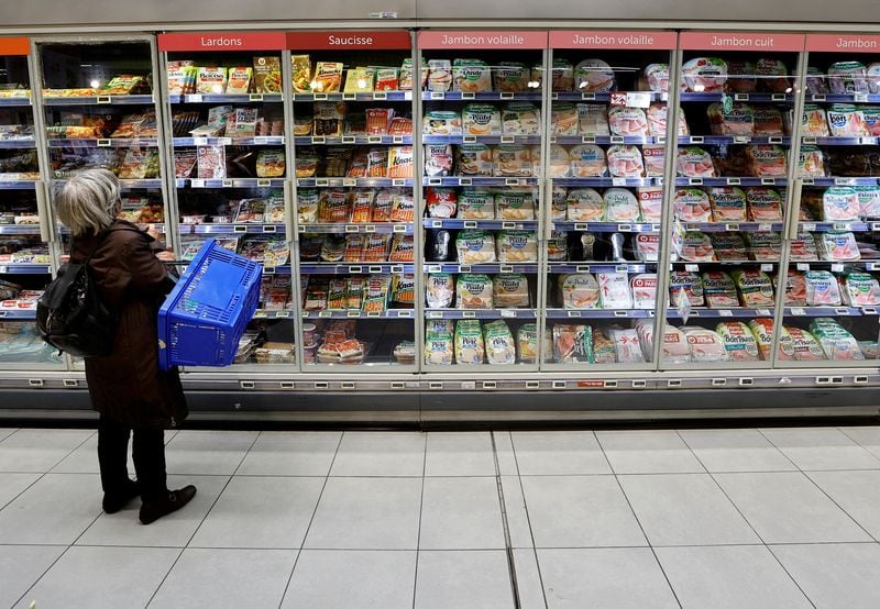 FOTO DE ARCHIVO: Una clienta compra en un supermercado en Niza. REUTERS/Eric Gaillard/Foto de archivo