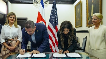 El presidente de Costa Rica, Rodrigo Chaves (i), saluda a la enviada especial del Escudo de las Américas, Kristi Noem, durante la firma de un acuerdo de cooperación migratoria con Estados Unidos este lunes, en San José (Costa Rica). El Gobierno costarricense anunció la firma de un acuerdo de cooperación migratoria con Estados Unidos, de carácter no vinculante, que permite a EE.UU. proponer el traslado de personas extranjeras, que no son ciudadanos estadounidenses, hacia Costa Rica, que podrá aceptar o rechazar cada caso de manera independiente. EFE