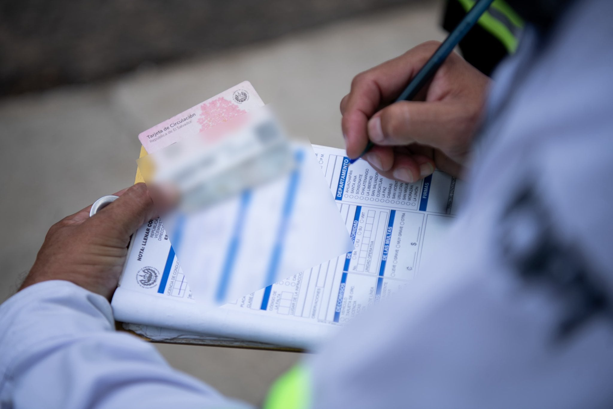 Las autoridades emiten actas de infracción y verificación de permisos durante los controles al transporte de carga en El Salvador (Cortesía: Secretaría de Prensa).