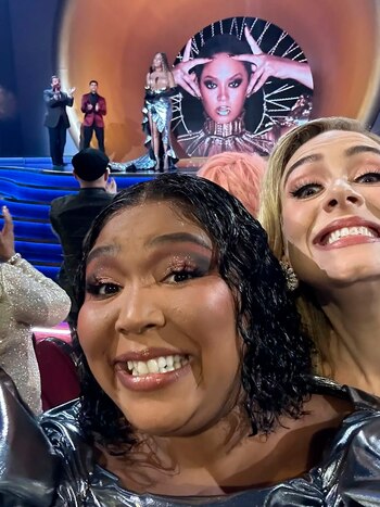 Lizzo y Adele emocionadas en los Grammy, celebrando el logro de Beyoncé (Instagram/lizzobeeating)