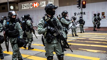 Policías frente a una de las sedes del banco HSBC (ISAAC LAWRENCE / AFP)