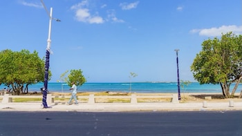 Ministerio de Turismo Dominicano verifica avances del ambicioso plan de renovación en playa El Faro