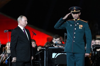 El presidente ruso, Vladimir Putin, junto a Rasim Baksikov, comandante de escuadrón de tanques del ejército ruso, tras condecorarle con el título honorífico de Héroe de Rusia (Reuters)
