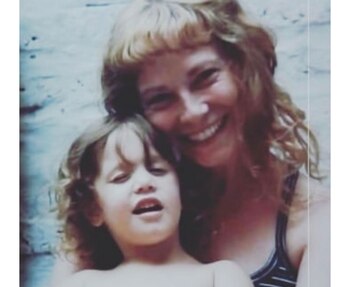 Gloria Carrá y la pequeña