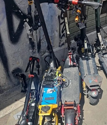 Cinco de las patinetas recuperadas tenían reporte de hurto, lo que evidencia la relación directa del taller con el robo de estos vehículos - crédito Policía Metropolitana de Bogotá