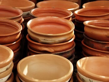 Cazuelas de barro artesanales. (Adobe