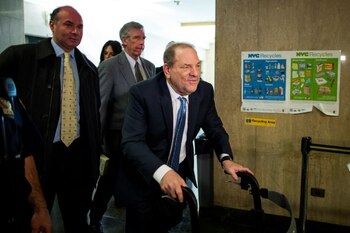 El productor de cine Harvey Weinstein llega a la Corte Criminal de Nueva York durante su juicio por agresión sexual en el distrito de Manhattan de la ciudad de Nueva York, EEUU. 24 de febrero de 2020. REUTERS/Eduardo Muñoz.