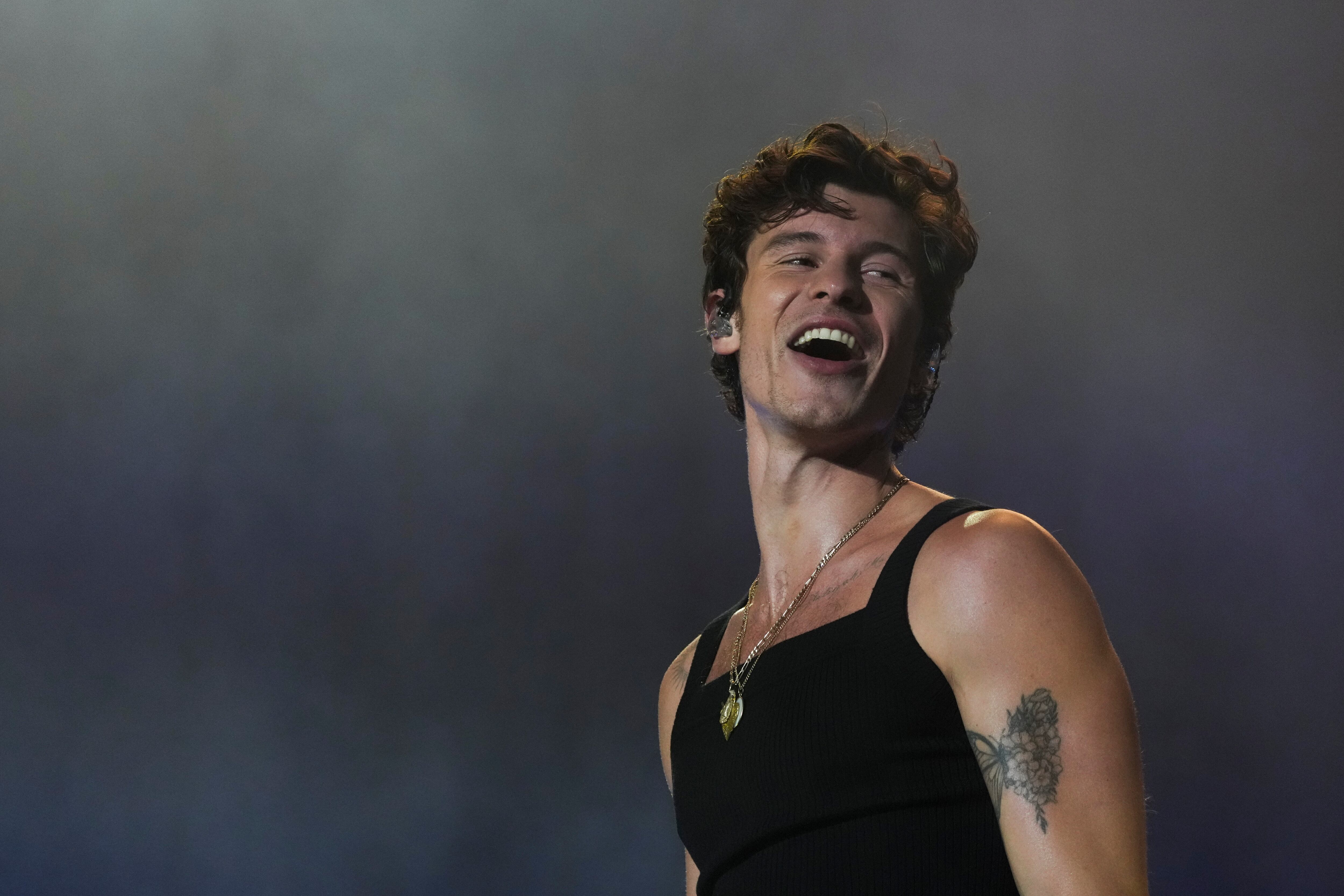 Shawn Mendes, ícono del pop canadiense, conocido por su talento y conexión única con el público. (Foto AP/Eduardo Verdugo)